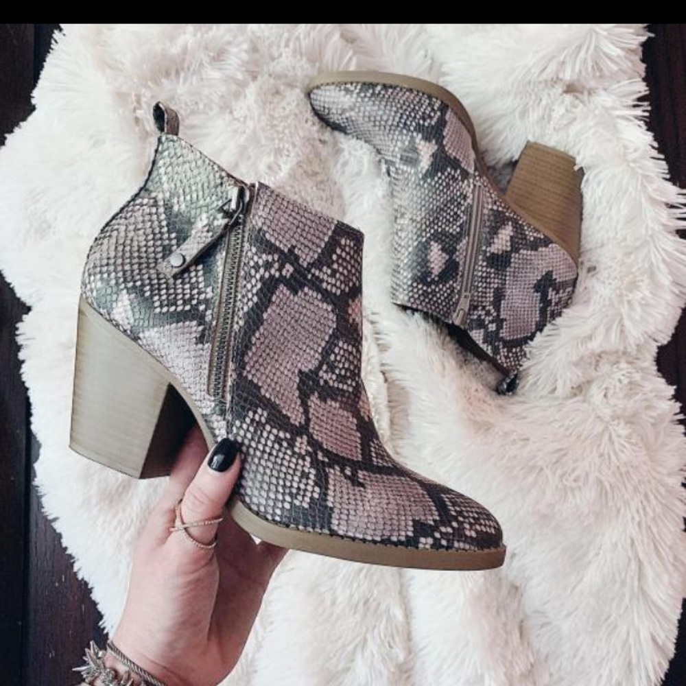 New Women’s faux bootie by universal threads